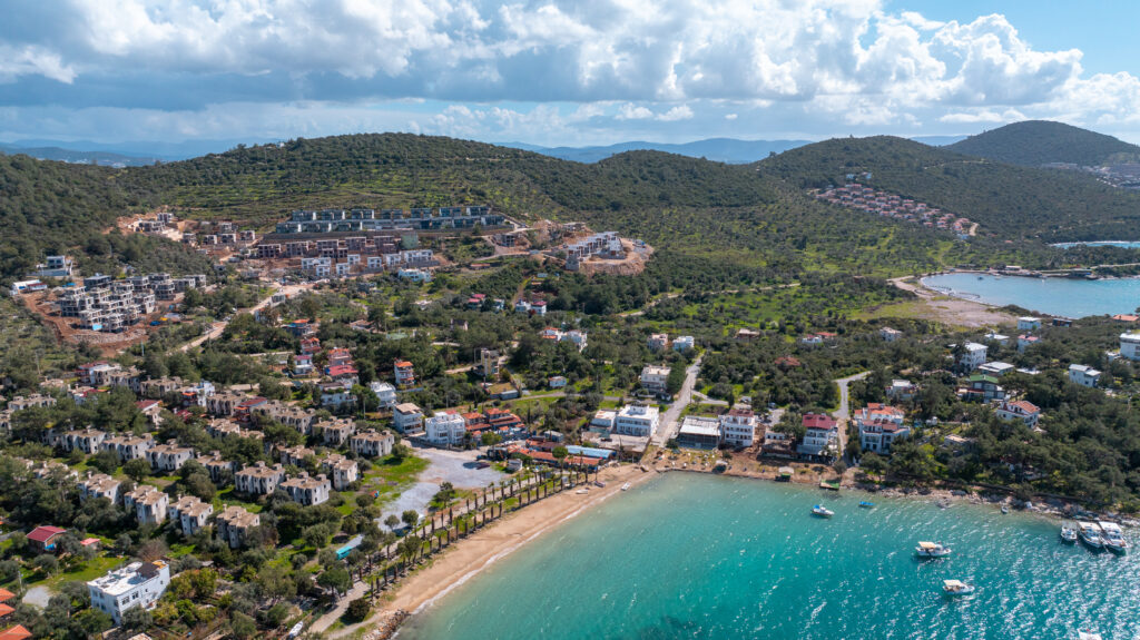 drone manzara mandalya 1 Muğla Milas'ta, Iasos Antik Kenti'ne yakın konumda, sahil ve plaja yürüme mesafesinde! Manzara Mandalyadan Hemen bilgi alın ve hayalinizdeki villaya sahip olun!