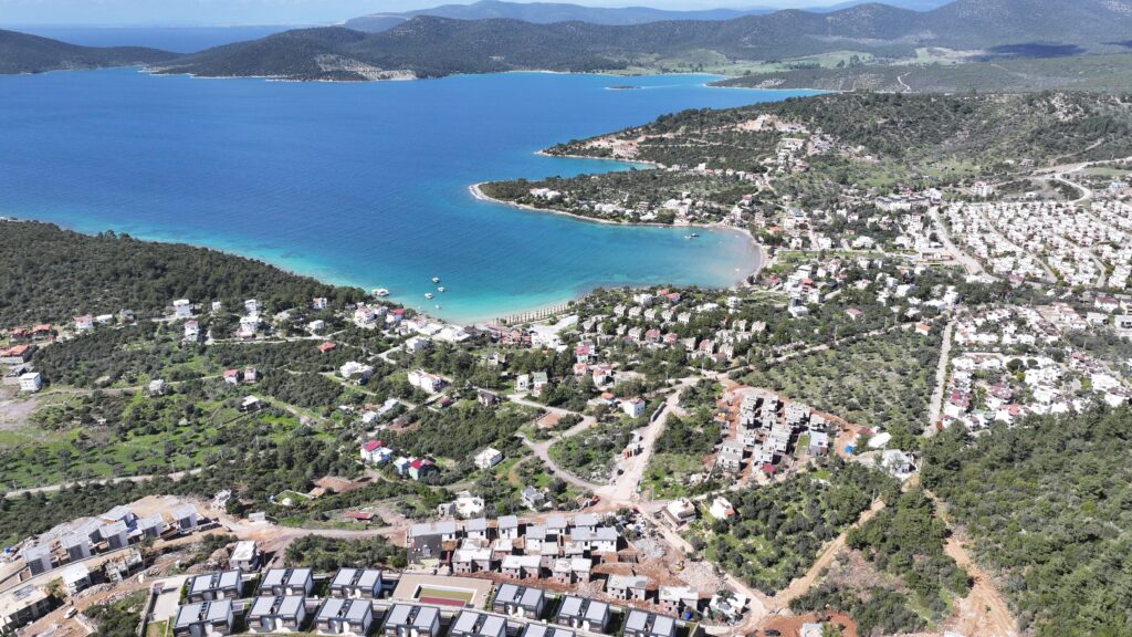 drone manzara mandalya 12 Muğla Milas'ta, Iasos Antik Kenti'ne yakın konumda, sahil ve plaja yürüme mesafesinde! Manzara Mandalyadan Hemen bilgi alın ve hayalinizdeki villaya sahip olun!