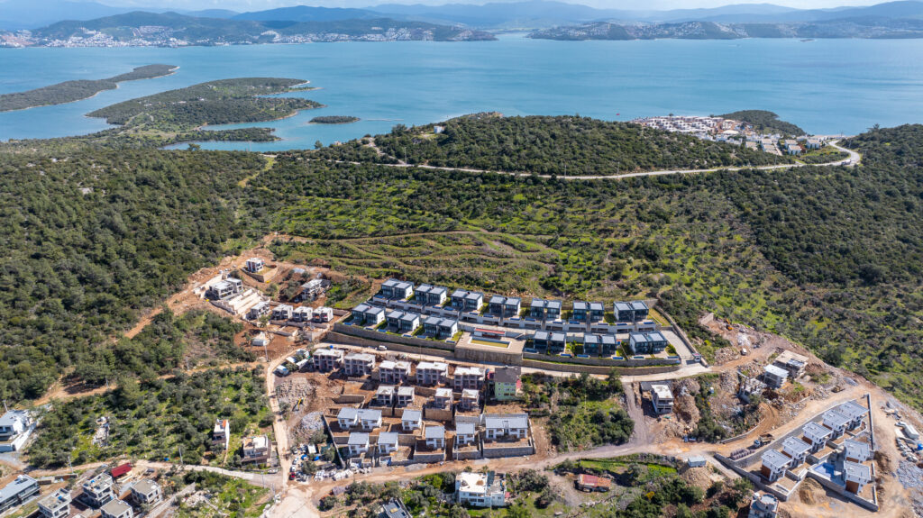 drone manzara mandalya 3 Muğla Milas'ta, Iasos Antik Kenti'ne yakın konumda, sahil ve plaja yürüme mesafesinde! Manzara Mandalyadan Hemen bilgi alın ve hayalinizdeki villaya sahip olun!
