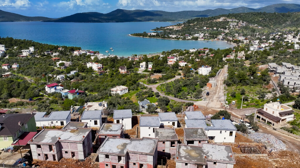drone manzara mandalya 6 Muğla Milas'ta, Iasos Antik Kenti'ne yakın konumda, sahil ve plaja yürüme mesafesinde! Manzara Mandalyadan Hemen bilgi alın ve hayalinizdeki villaya sahip olun!